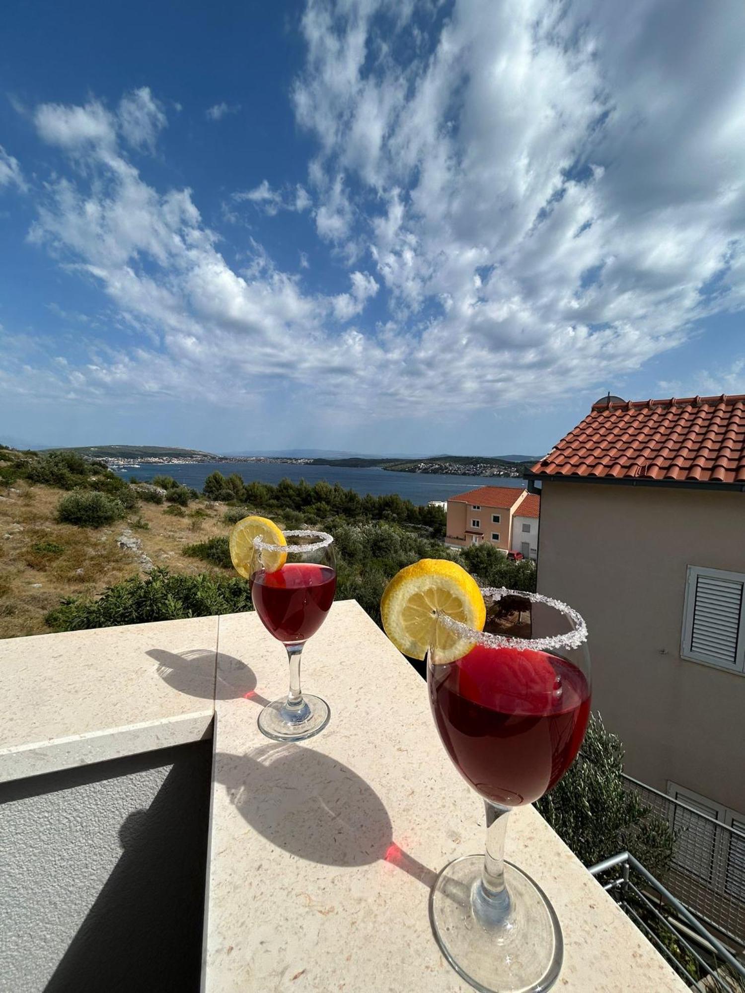 Apartments Vini Donji Seget Exteriér fotografie